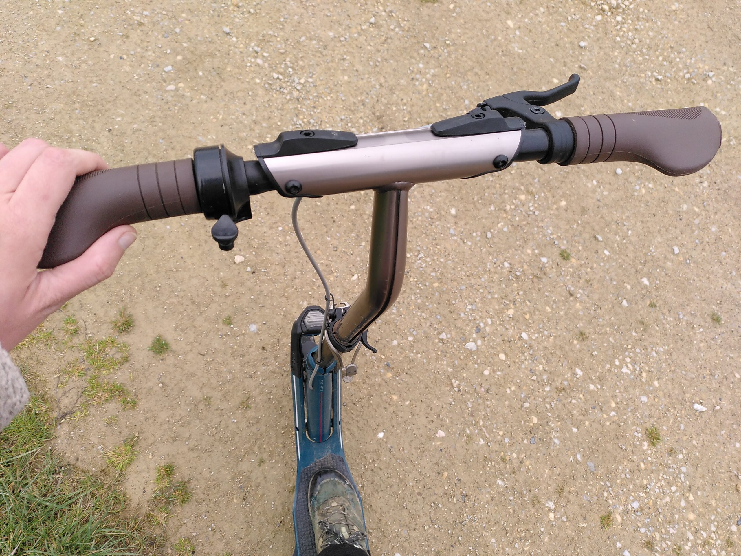 Une trottinette avec un pied posé dessus